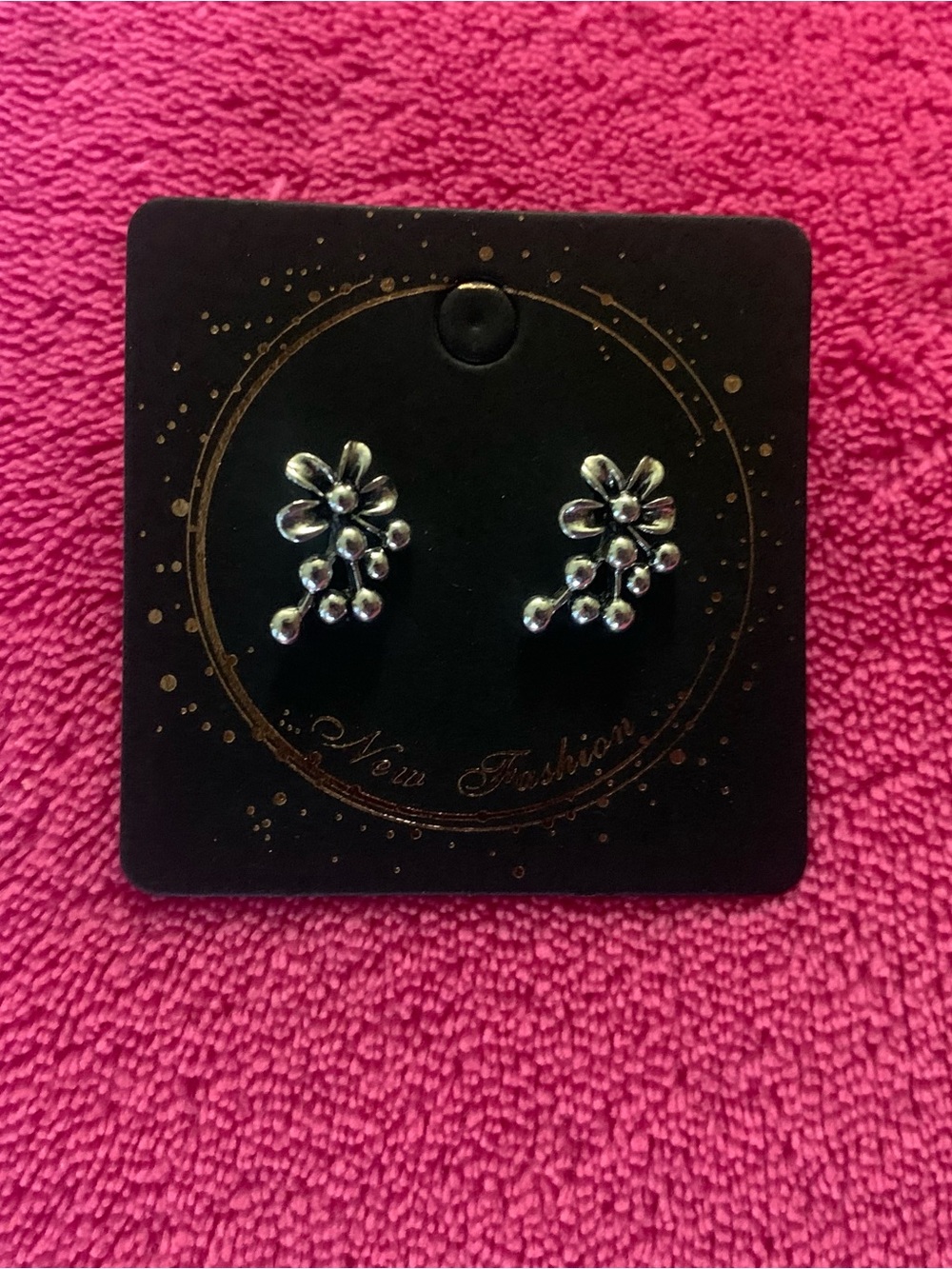 Silver Floral Cluster Stud Earrings - Elegant Silver Bloom Design